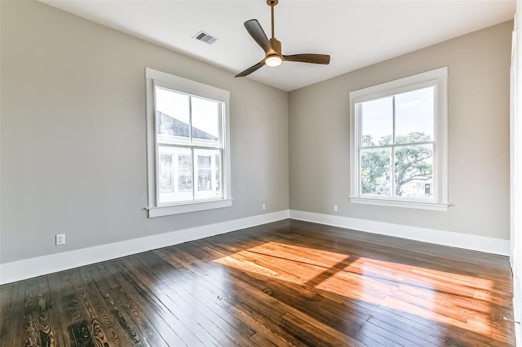 Large 3rd bedroom overlooking 25th street.