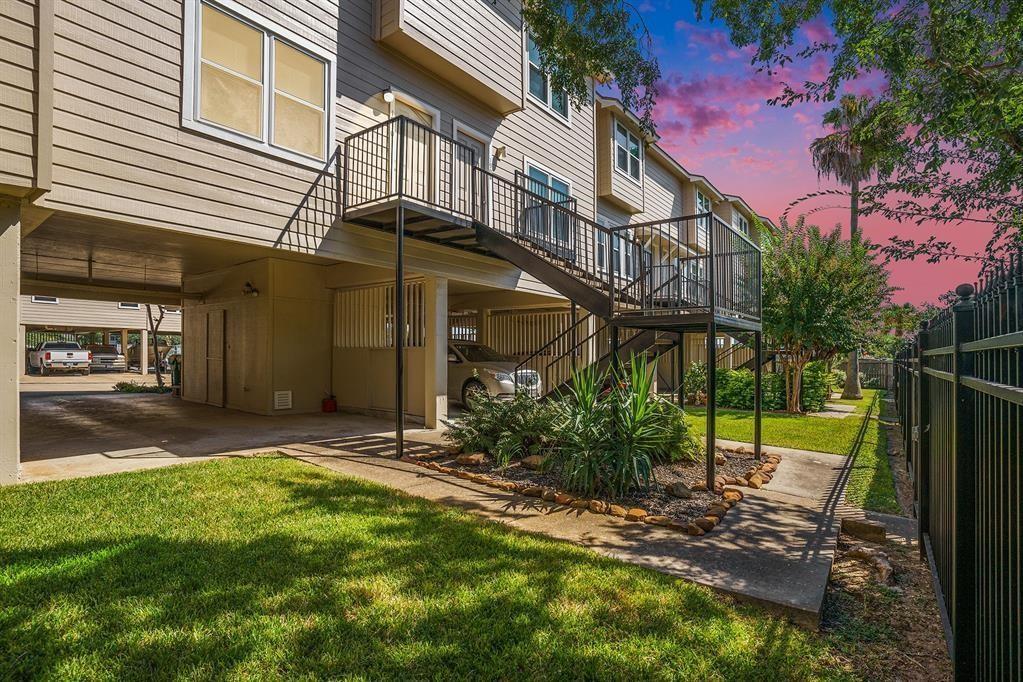 Follow the road down to Lakeside Yacht Club at the end of the street across from the intersection. Along with some yummy restaurants, jet ski rentals, Houston Pedal Barge, and Southwest Kayak Rentals.