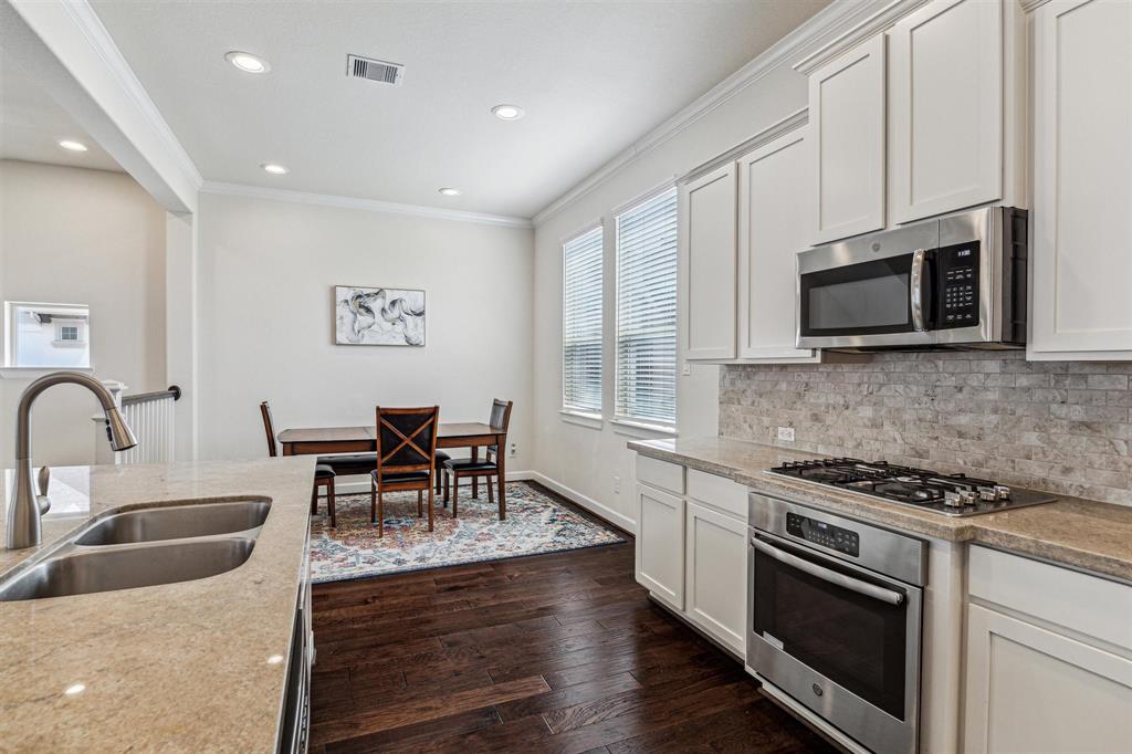 Enjoy morning coffee at the eat-in kitchen island bar with gorgeous granite countertop.