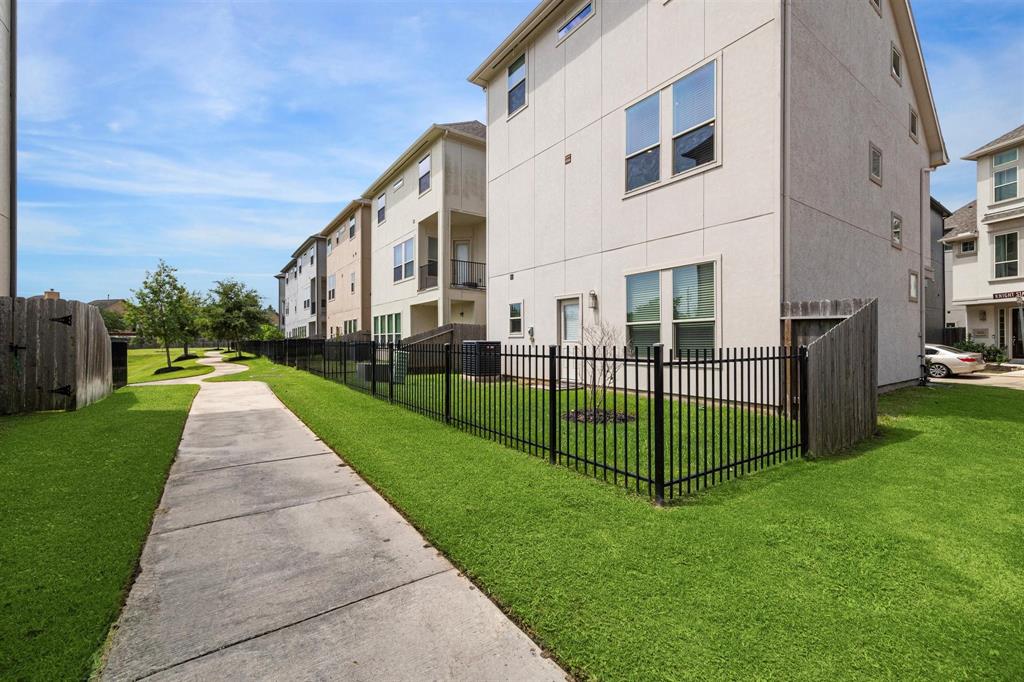 Located minutes from downtown Houston, NRG Stadium, the Texas Medical Center and the Museum District, this gated community affords convenient and peaceful luxurious urban living.