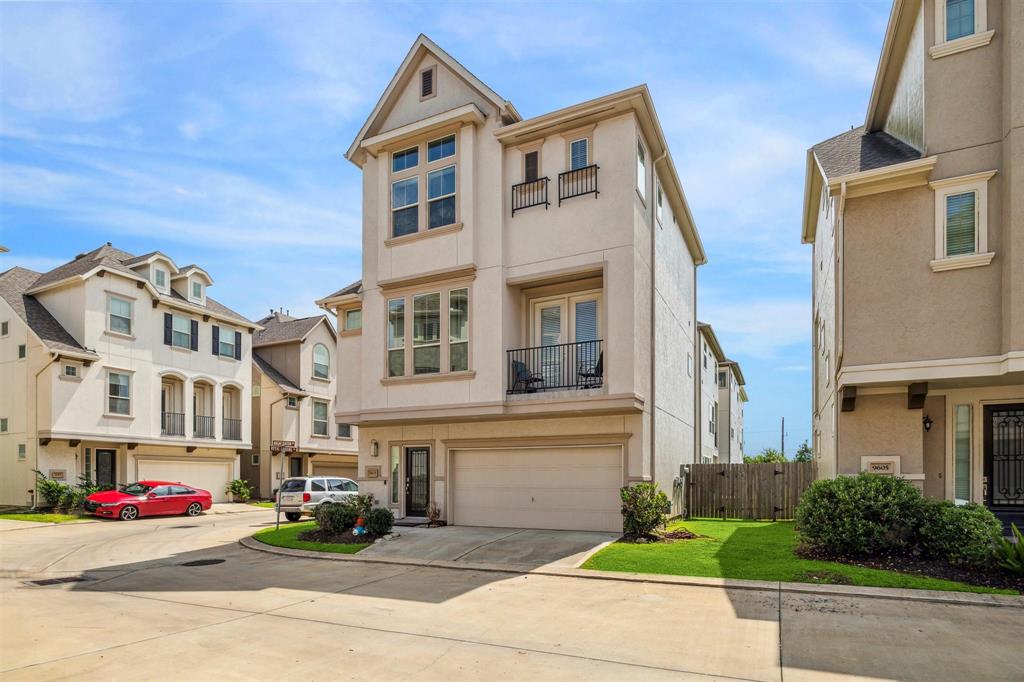 Located minutes from downtown Houston, NRG Stadium, the Texas Medical Center and the Museum District, this gated community affords convenient and peaceful luxurious urban living.