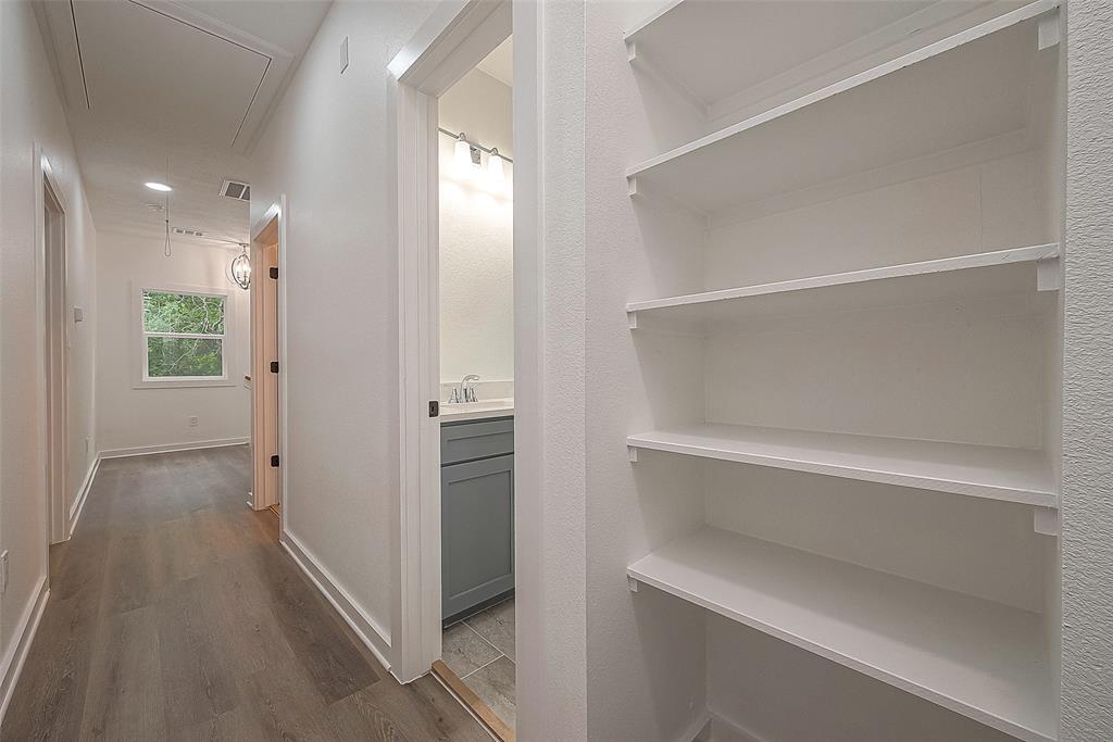 The spacious hall features build in shelves to store your belongings.