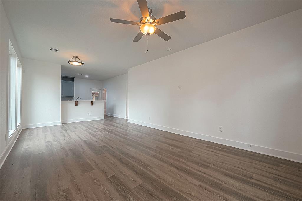 Enjoy the open flow of this living space, seamlessly connected to the kitchen, creating a welcoming atmosphere.