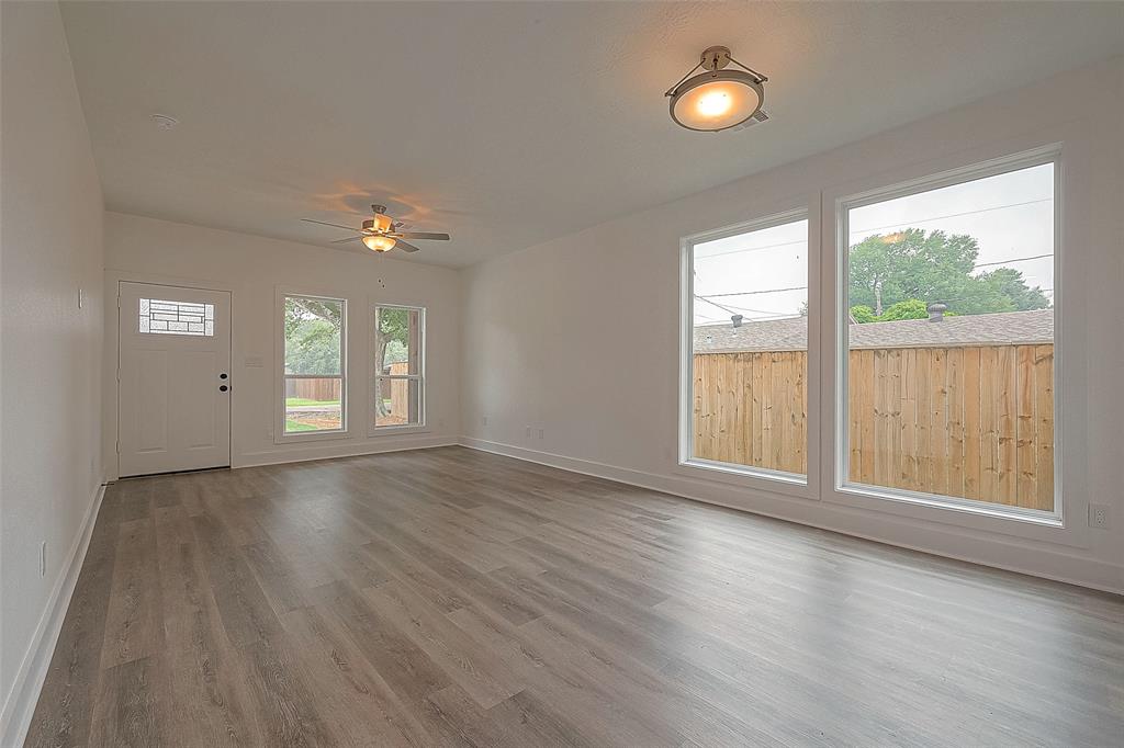 Large windows dominate the living area, ensuring a pleasant ambiance. This room offers the flexibility and comfort you desire.