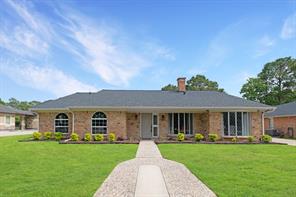 605 W Castlewood Ave, Friendswood, TX 77546