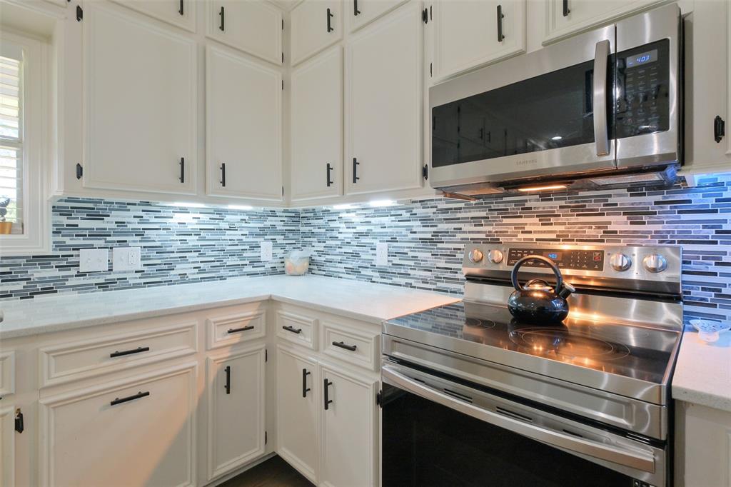 Custom Cabinets, with Modern Back Splash and Upgraded Stainless Appliances