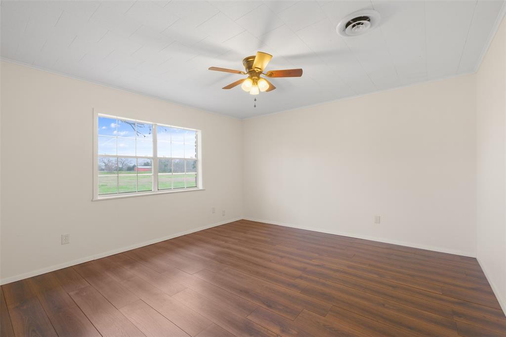 Large secondary bedroom.