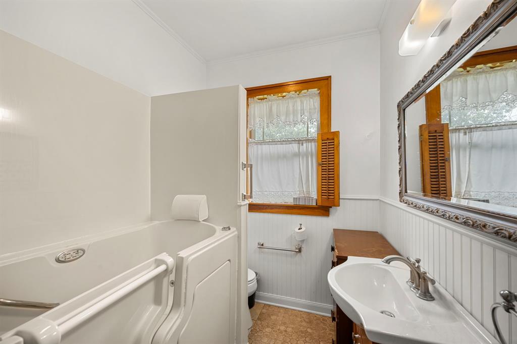 Second full bath features a walk-in jetted tub and serves the secondary bedrooms. Located in the hallway, convenient for guests.