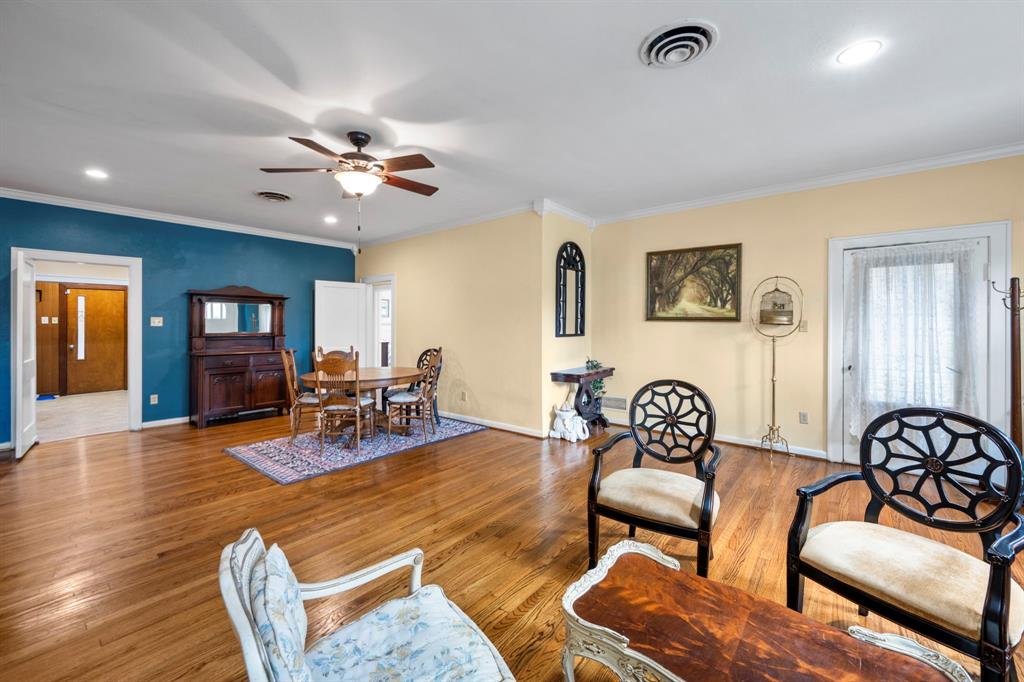 Fabulous open floor plan to host the largest of gatherings. The amount of living space in this home is amazing.