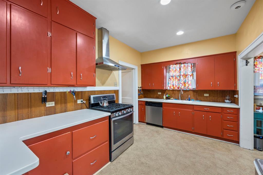 Meal prep time will be a breeze in this large kitchen. Stainless appliances.  Ample counter space and a five burner gas range.