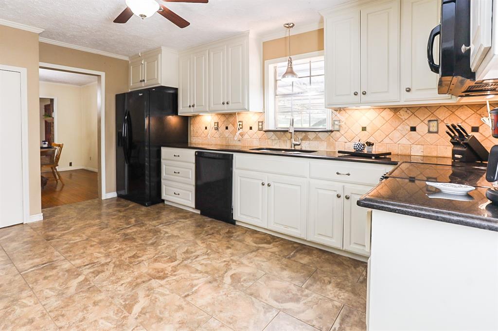 Wooden cabinets, porcelain tile and black pearl granite.