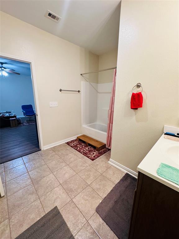 Full guest, oversized bathroom