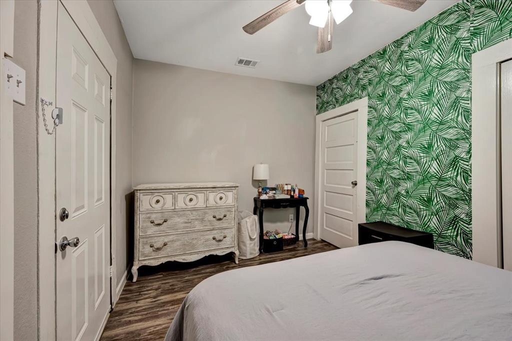 Tropical wallpaper warms up this bedroom