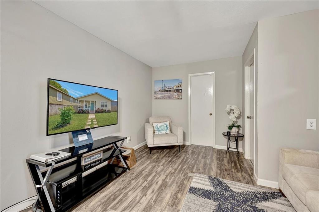 Just the perfect space in this living room with the right amount of furniture