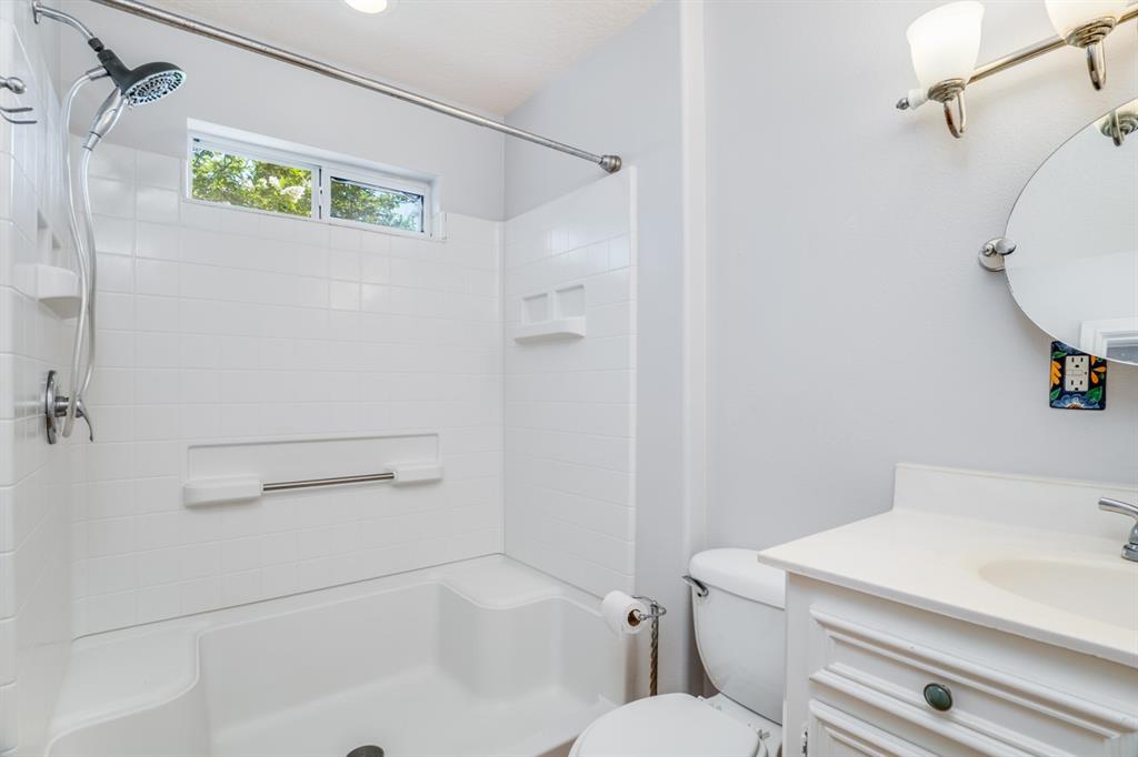 Ensuite bath in secondary bedroom.