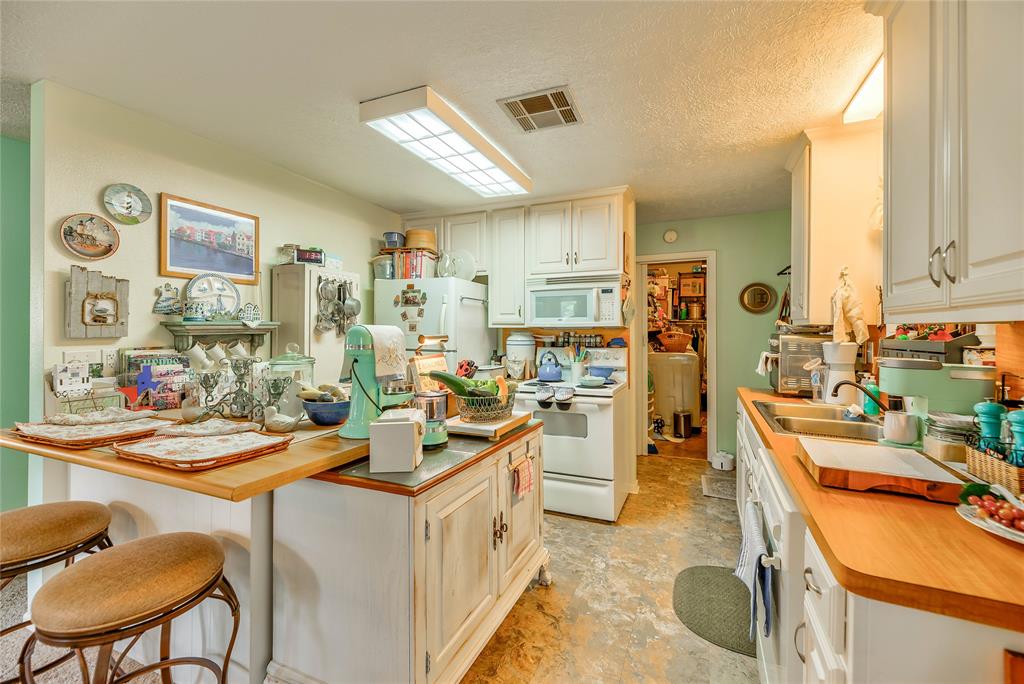 KITCHEN, DISHWASHER, MICRO HOOD, DOUBLE SINK, BREAKFAST BAR