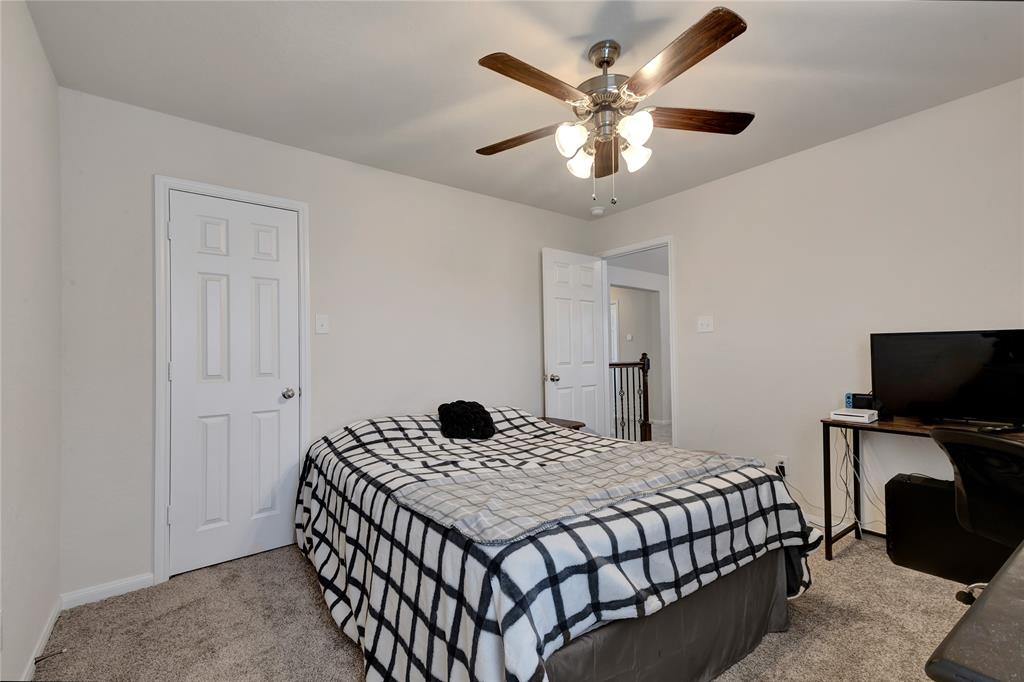 Secondary bedroom with closet.