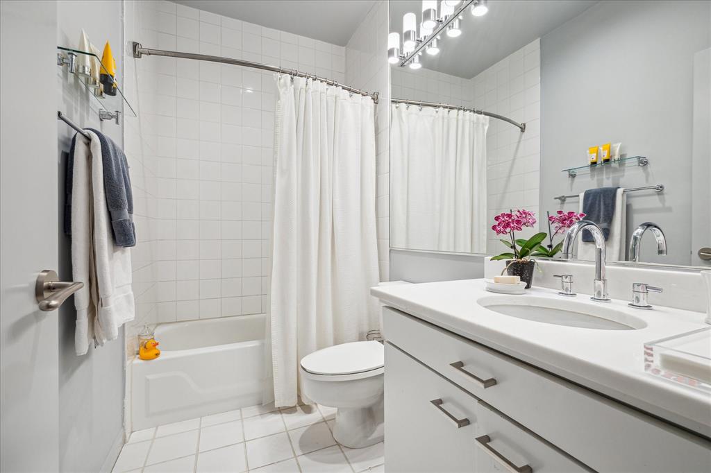 The secondary Bathroom is pristine.