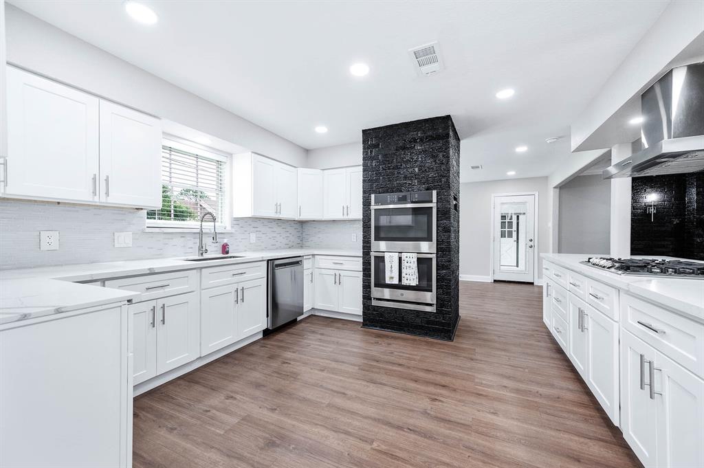 This kitchen is AWESOME !! Open to the family room.