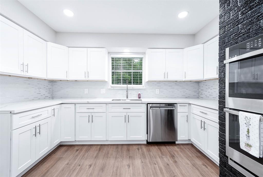 New appliances and cabinets accented with BEAUTIFUL Quarts counter tops.