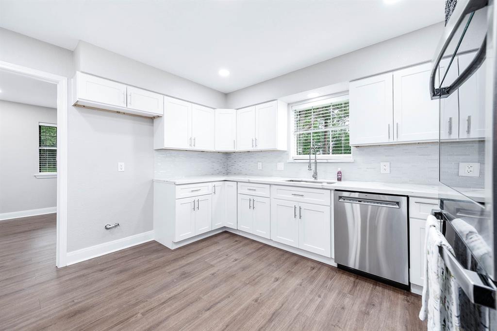 The kitchen is so nice and bright and ready for all those home cooked meals.