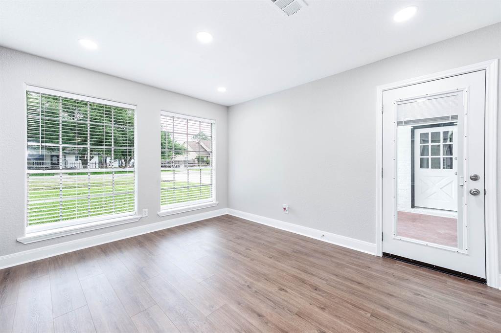 This room is located on the opposite side of the kitchen and is the breakfast area.