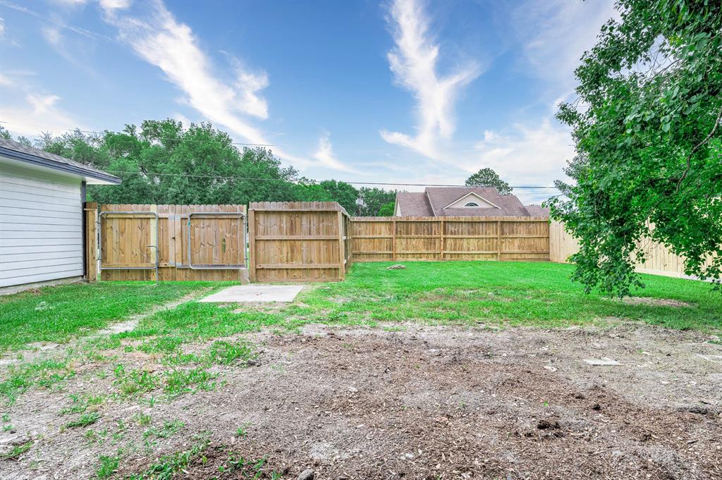 THIS SIDE ENTRANCE GATE TO THE BACKYARD IS A GREAT LOCATION FOR YOUR BOAT OR RV.