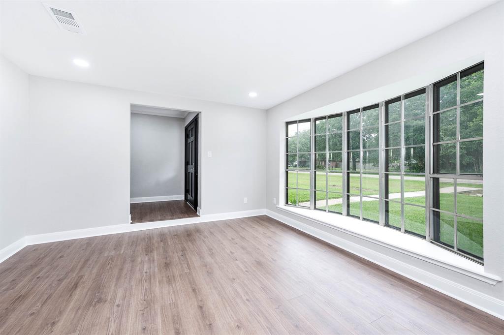 The natural light from the wall of windows gives this room such tranquility.