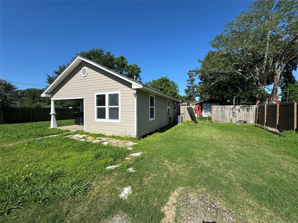 204 Galveston Avenue S, Anahuac, Texas image 4