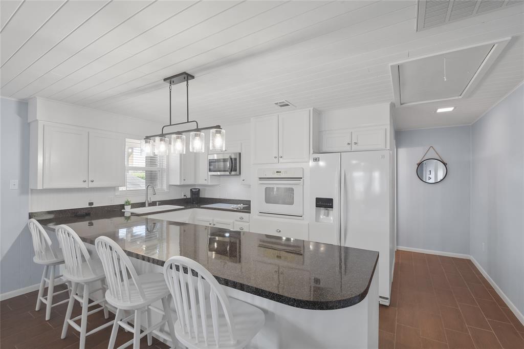 Large kitchen peninsula great for serving crowds and plenty of prep space for multiple cooks; glass cooktop; and notice the wide  hallway too!