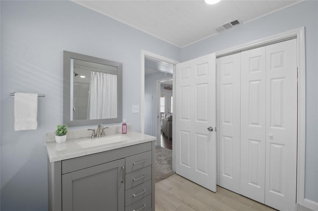 Primary en-suite bath with vanity, double closet and tub/shower combo