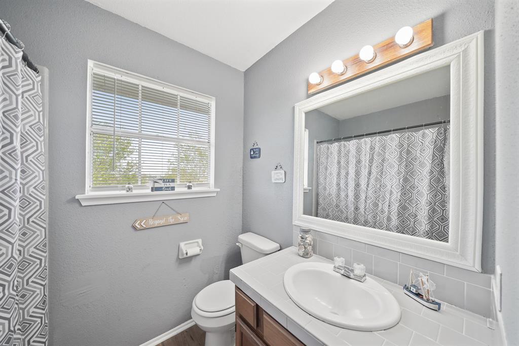 Full bathroom upstairs with shower/tub combo