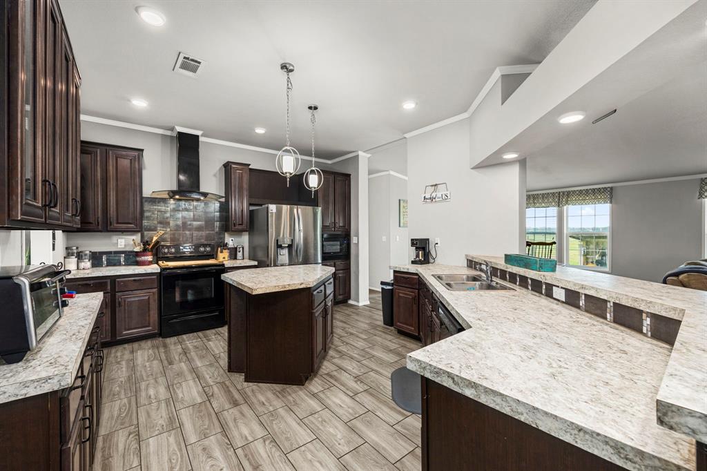 Open bar area to the living room allows for all your appetizers for your entertaining to be spread out or put barstools around for a  easy breakfast bar!