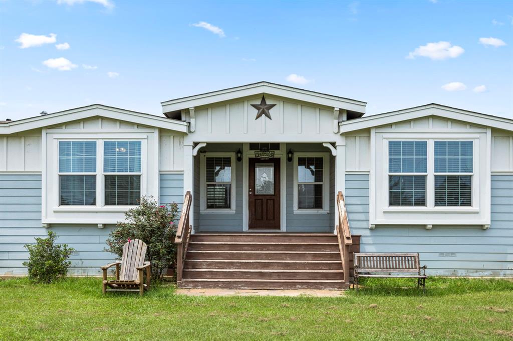 Tons of space around the home for planting oak trees, pecan trees or leaving it open for horses to graze!