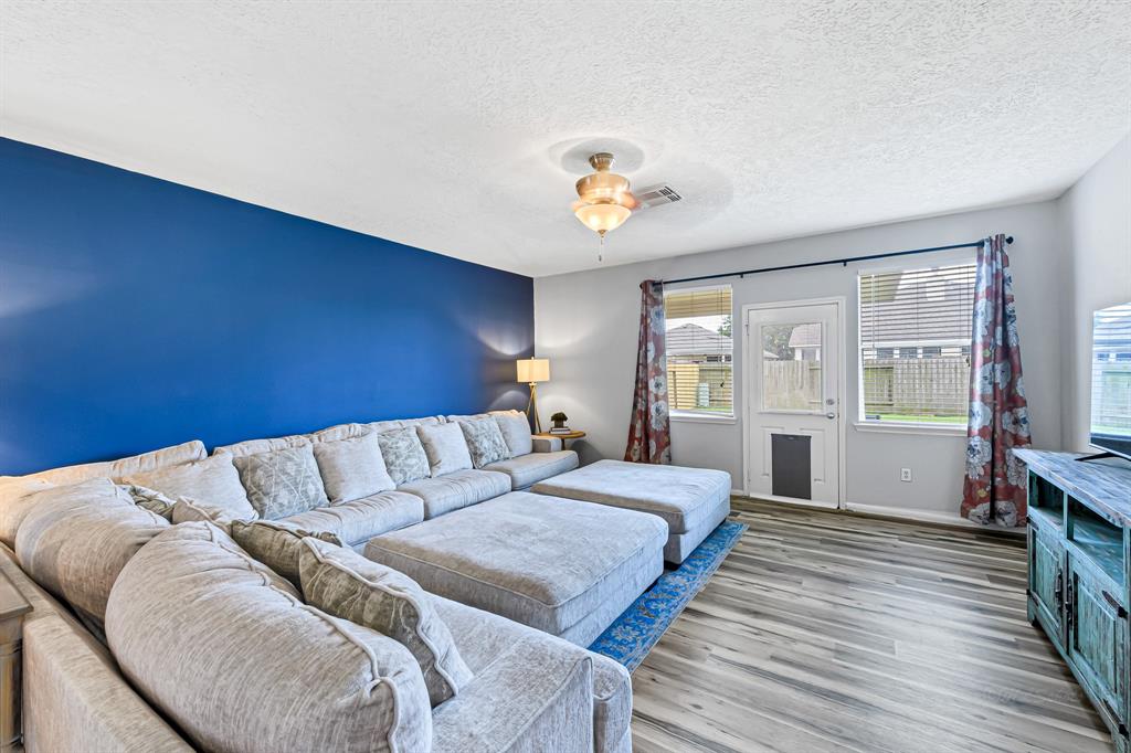 Nice tile wood flooring to create a clean look