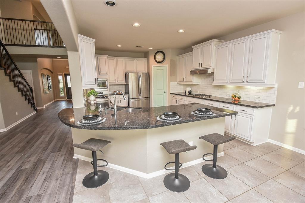 Wide open, airy space fills this chef\'s kitchen with amazing floor and cabinetry/storage space. Shining stainless steel appliances add to the sheer glow of this special kitchen!