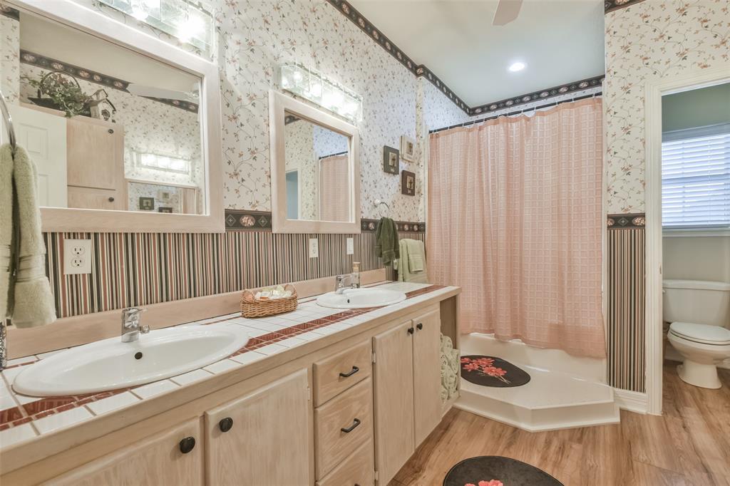 Large guest bathroom