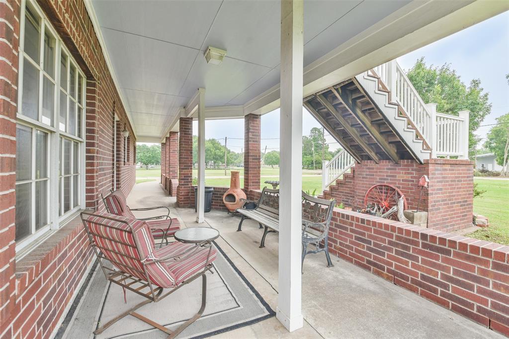 Covered Porch, great for sitting outside in the evenings.