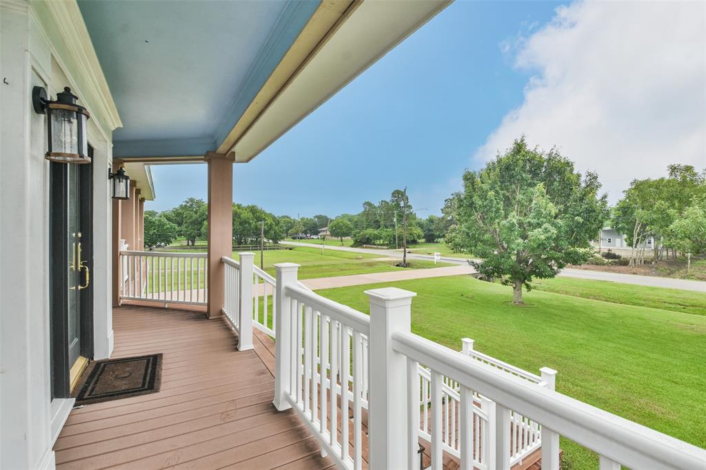 Covered Porch, great for sitting outside in the evenings.