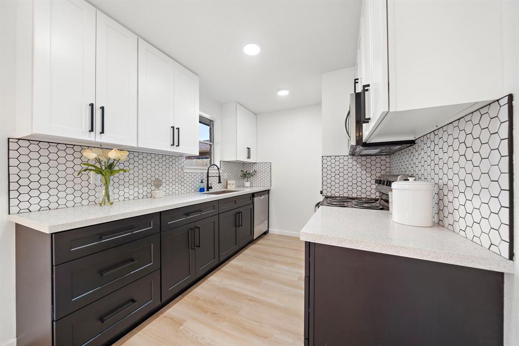 QUARTZ COUNTERTOPS WITH MOSAIC BACKSPLASH