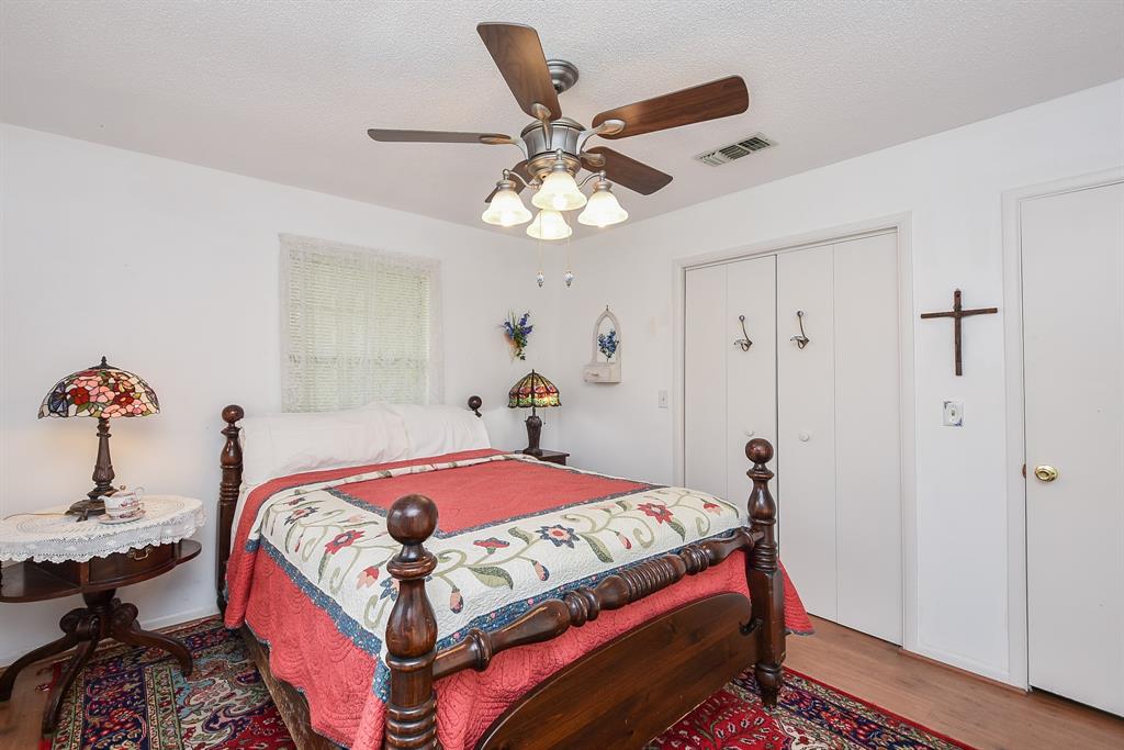 Ceiling fans in each room ensure comfort throughout the year.