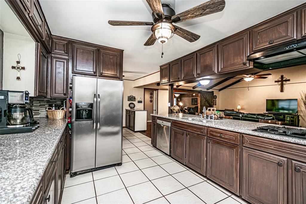 Kitchen with gas cooktop