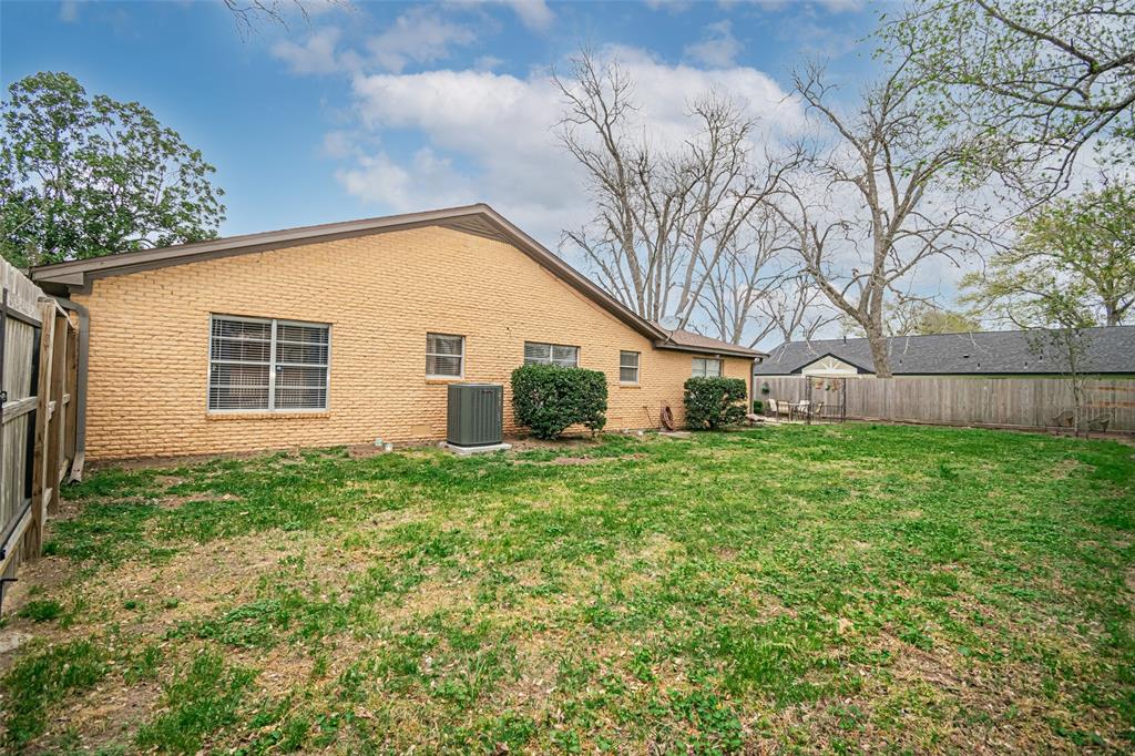 Huge side yard. Perfect area for a pool or RV storage.