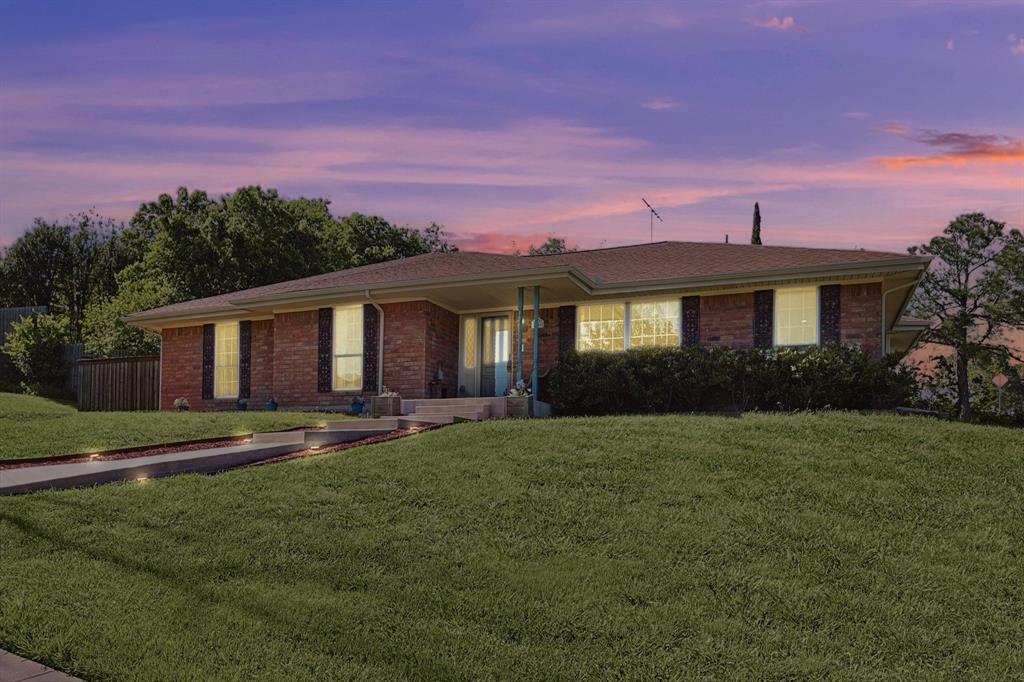 Check out all this space! Ranch-style house in North Irving