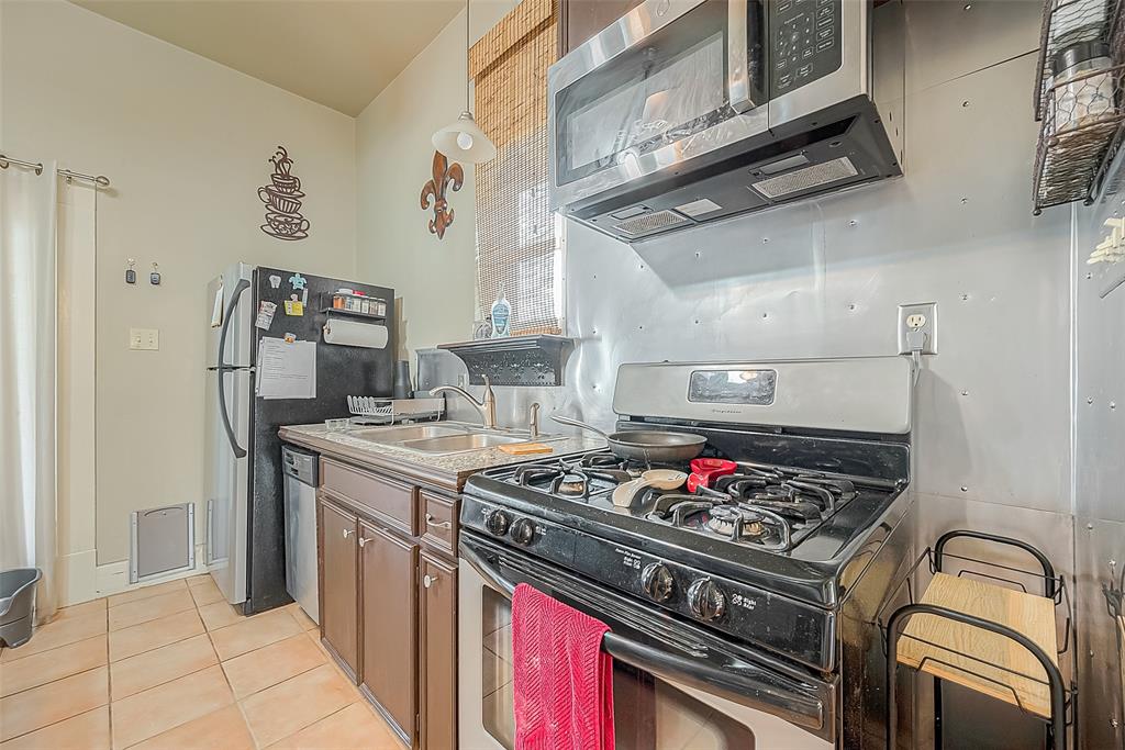 Kitchen offers stainless steel appliances and ceramic tile flooring