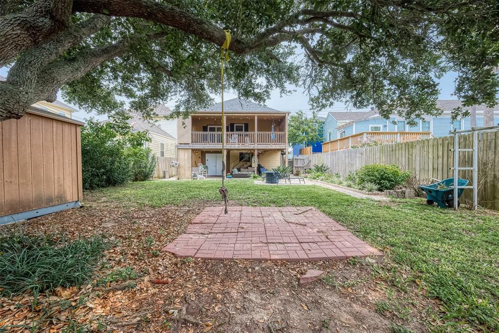 Amazing backyard with plenty of room for entertaining.