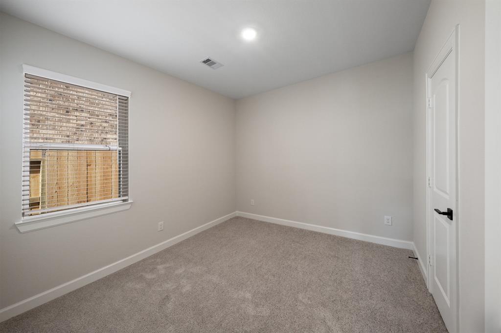 Welcome to the secondary bedroom, a cozy retreat bathed in natural light from the window. With ample space for relaxation or study, this room offers versatility and comfort for its guest.