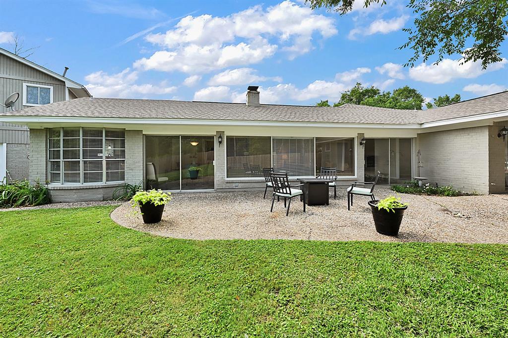 Now for the outdoor entertaining space. enormous patio for al fresco dining in that huge cul de sac yard...