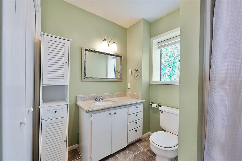 Darling apartment bathroom!