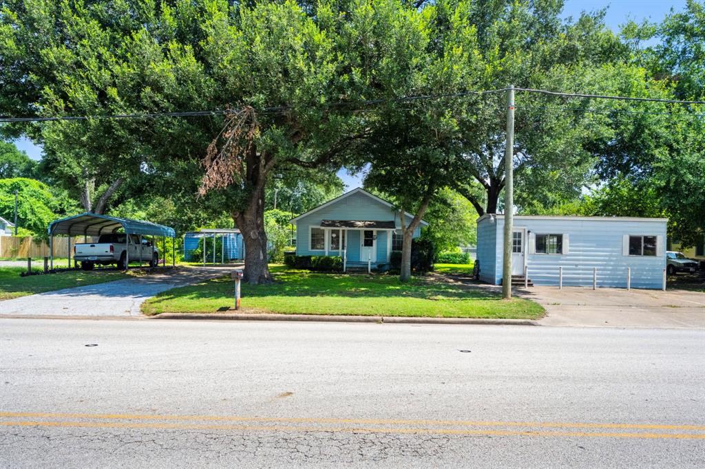 Another view of lot from street. The small building on the right was a locksmith shop for many years and has parking lot access to 5th Street.